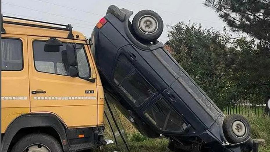 KARAMBOL KOD KRALJEVA Automobil se prevrnuo, pa "popeo" na kombi!