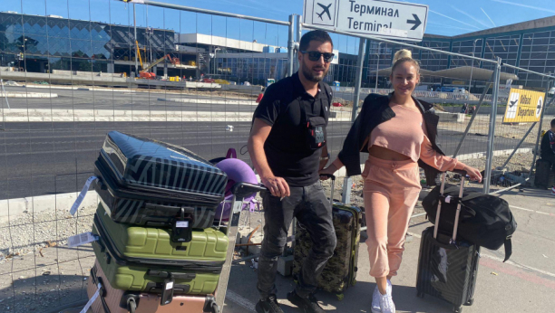 NE VIDE SE OD KOFERA! Luna Đogani i Marko Miljković sleteli u Srbiju, evo šta će prvo uraditi  (FOTO/VIDEO)