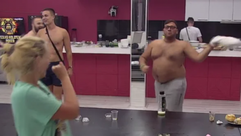 ZADRUGARI SE POSKIDALI Nenad Lazić Neca zamešao kukovima, pa gledao zadrugare