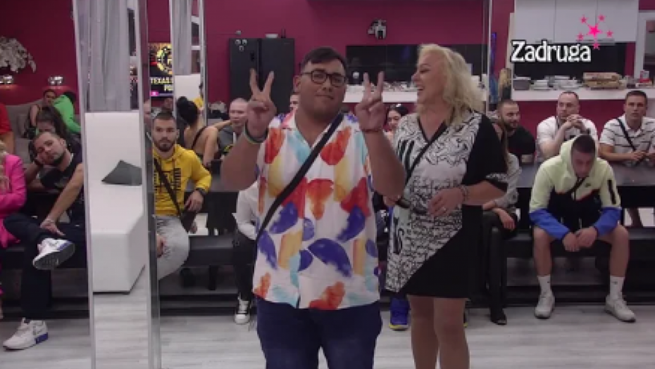 ONA KRADE NOVČANIKE PO ŠATORIMA Oglasilo se otac Nece i Pece, pa žestoko udario na Zoricu