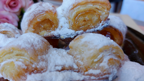 SRPSKI STARINSKI RECEPT NA BRŽI NAČIN Mali slatkš desertić, koji se ne mesi, samo se razvije i peče