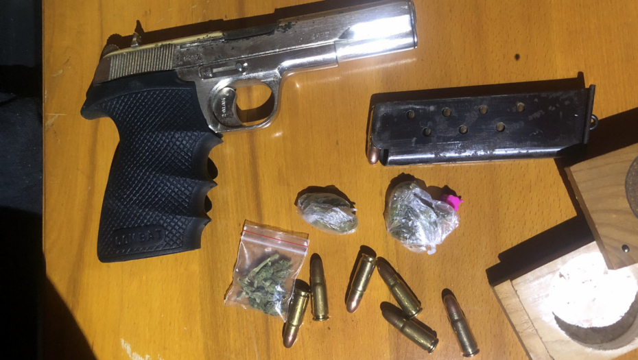 POLICIJSKA AKCIJA U CENTRU BEOGRADA Uhapšeno dvoje, u stanu pronađena droga i oružje (FOTO)