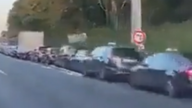 ŠTRAJK SE NASTAVLJA SVUDA! GORIVA NEMA Kilometarske kolone ispred pumpi u Francuskoj (VIDEO)