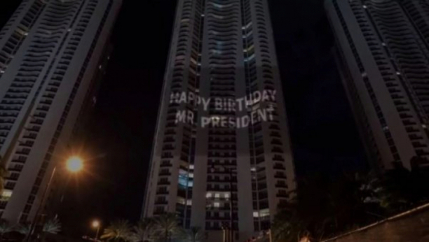 "OVAJ ZAPAD NEMA PRAVO NI DA MUCA O SLOBODI" Neočekivana rođendanska čestitka Putinu osvanula na Tramp kuli u Majamiju (FOTO/VIDEO)