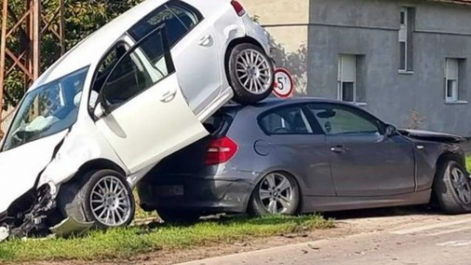 UDARIO BMV, PRELETEO GA I ZAKUCAO SE U BANDERU Nesvakidašnja saobraćajka u Sirigu (FOTO)