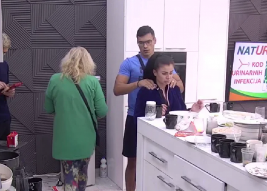 MARKO MARKOVIĆ DOHVATIO SANJU Grujićeva se nije bunila dok ju je dodirivao (FOTO)