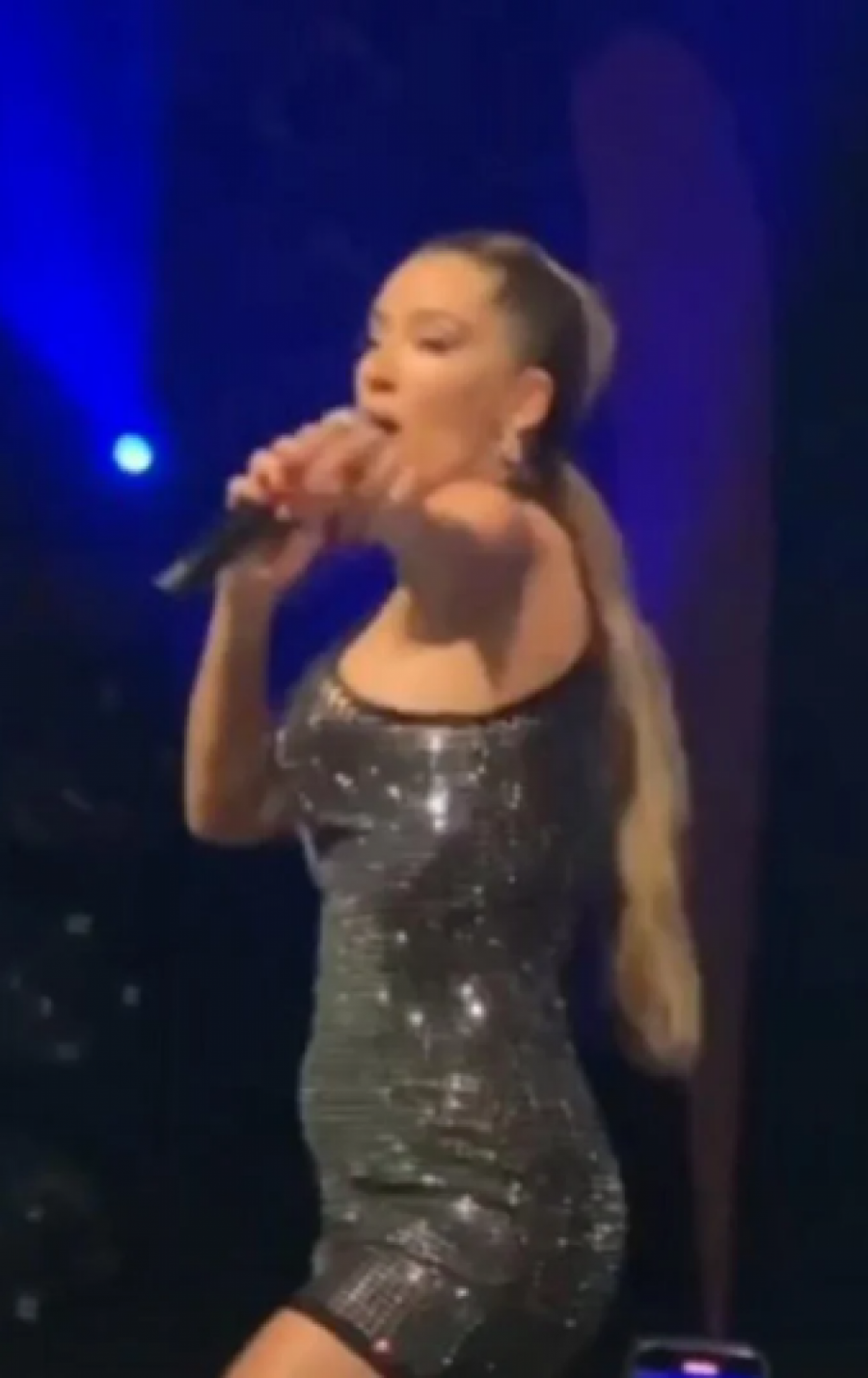 TEA DOVELA ATMOSFERU DO USIJANJA Posle ovog nastupa pevačica je privedena