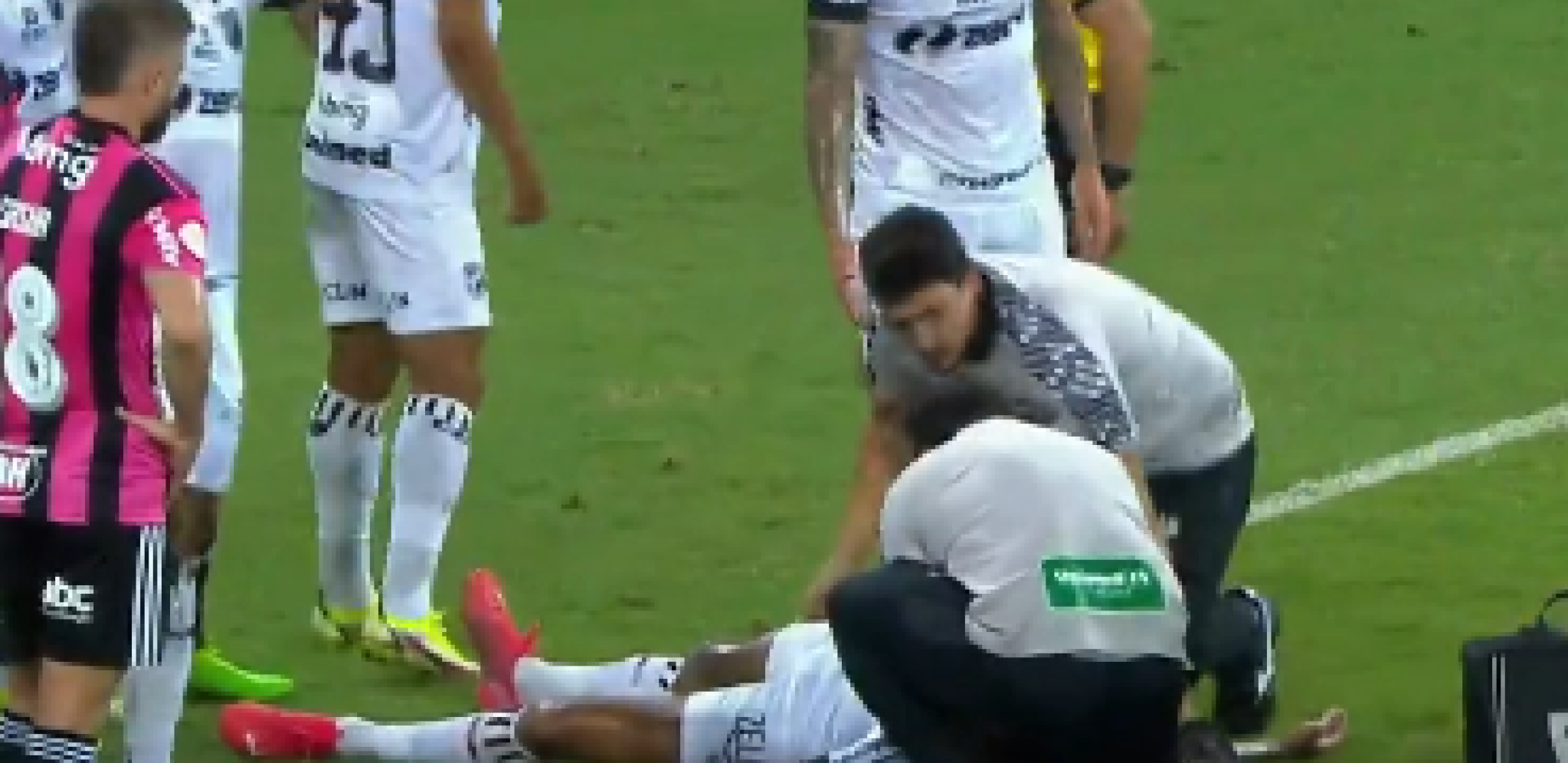 STRAŠNE SCENE U BRAZILU Fudbalera oživljavali na terenu, lopta ga pogodila u glavu, on pao kao pokošen (VIDEO)