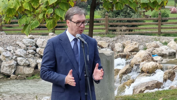 PAŽNJA PREMA MLADIMA Vučić prokomentarisao pomoć države od 5.000 dinara (FOTO)