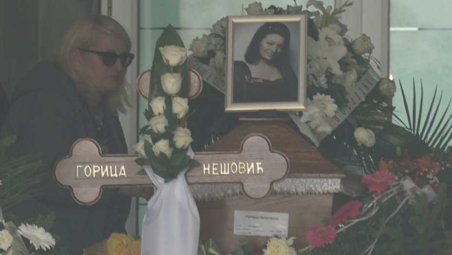 OVAJ PRIZOR LEDI KRV U ŽILAMA Sahrana Gorice Nešović, evo ko se prvi pojavio da oda počast pokojnoj voditeljki (FOTO)