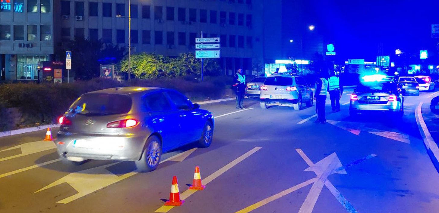 NASILNIČKA VOŽNJA KROZ CENTAR BEOGRADA Priveden vozač (49): Mrtav pijan divljao, oštetio nekoliko parkiranih vozila!