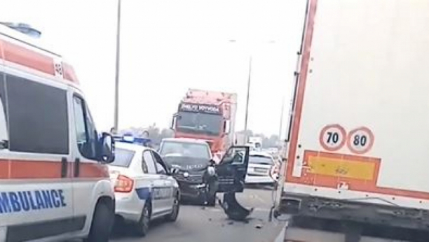 DRAMA NA OSTRUŽNIČKOM MOSTU Sudar dva automobila, troje povređeno! (VIDEO)