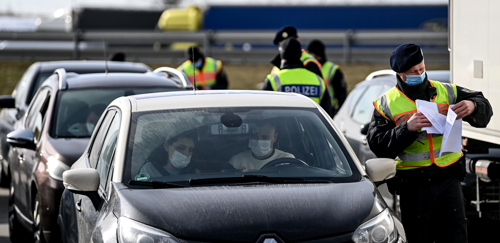 IZBACIVANJE RUKE KROZ PROZOR, ZATVARANJE HAUBE I PRLJAVA STAKLA SU MAMAC ZA KAZNE: Prosečan Srbin nadrlja čim kroči na ove puteve!