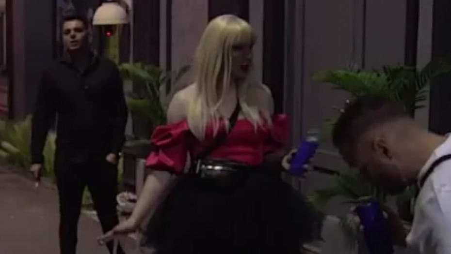 NJU SMO ČEKALI DA VIDIMO Brenda je došla na žurku i napravila pometnju kod muškaraca, svi je gledali