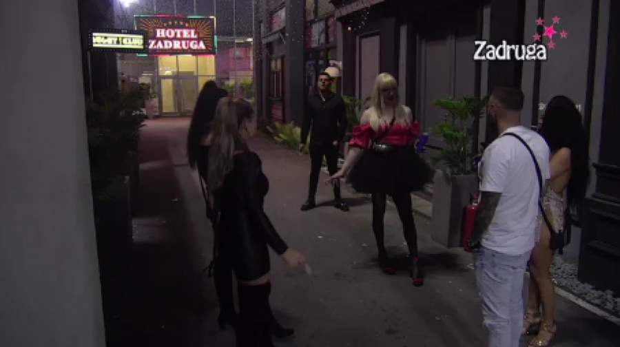 NJU SMO ČEKALI DA VIDIMO Brenda je došla na žurku i napravila pometnju kod muškaraca, svi je gledali