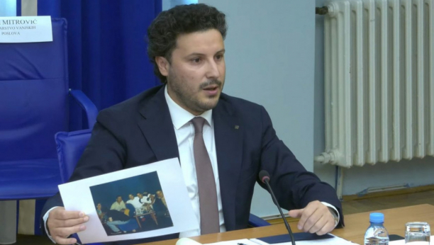(FOTO) MILO ĐUKANOVIĆ SA "ŠKALJARCIMA": Abazović pokazao fotografiju na sednici odbora za bezbednost