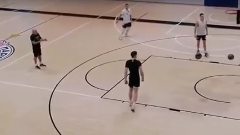 NEMA STAJANJA Ovako Željko Obradović vodi trening Partizana: Razigravao Pantera, a onda pokazao fudbalsko umeće (VIDEO)