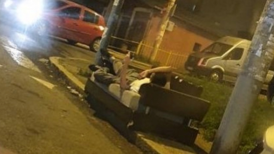 OVO SAMO KOD NAS IMA Na trotoaru kao kod kuće, Beograđanin leži na kauču i gleda Ligu šampiona - "nije ni primetio da ga žena izbacila iz stana"