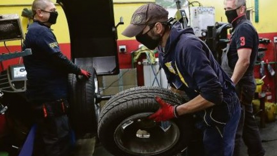 DA LI STE PROMENILI GUME? Zimski pneumatici postaju obavezni, ali zbog ovaga nećete platiti kaznu!