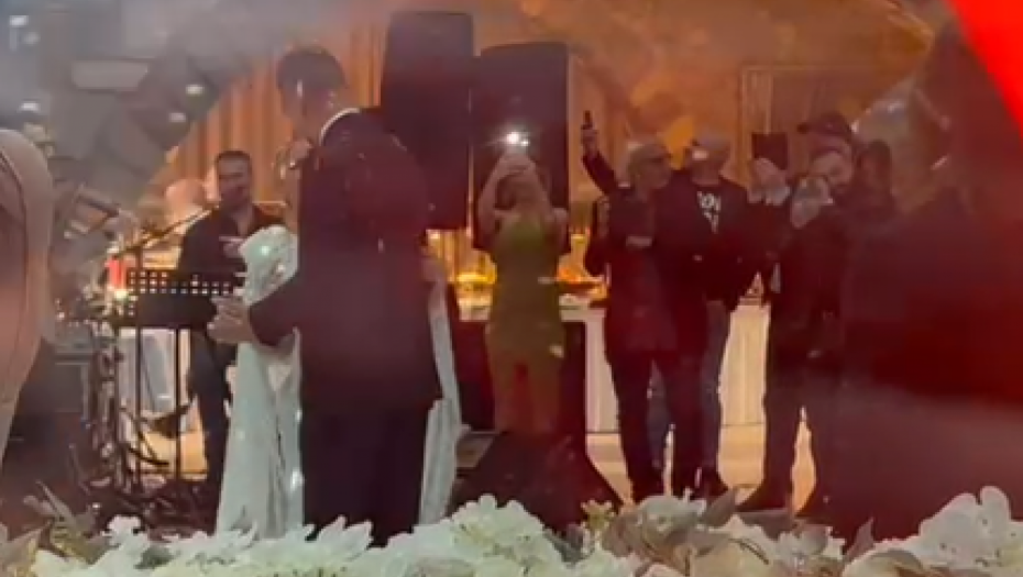 PRVI PLES VANJE I NJENOG SUPRUGA Aleksandra Mladenović zapevala ovu emotivnu baladu i rasplakala sve u sali (VIDEO)