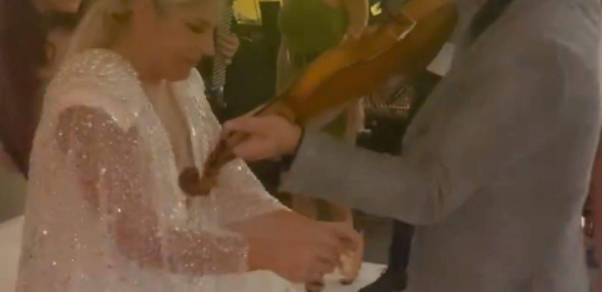 HAOS NA SVADBI VANJE MIJATOVIĆ Darko Lazić i mlada kite muzičare parama, pojavili se snimci sa veselja (VIDEO)