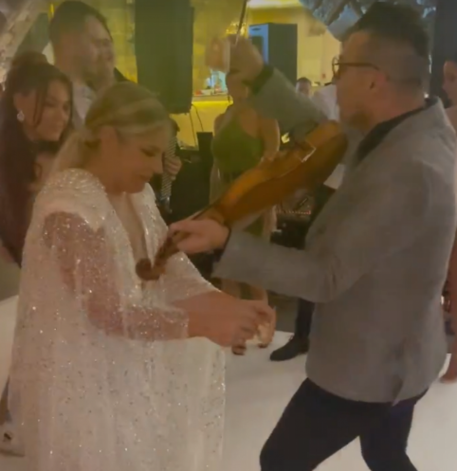 SVI SU DONELI KOVERTE! Vanja i Aleksandra skupili za stan u Beogradu, a na ovu pesmu je pevačica bacala pare