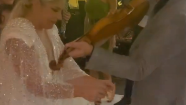 HAOS NA SVADBI VANJE MIJATOVIĆ Darko Lazić i mlada kite muzičare parama, pojavili se snimci sa veselja (VIDEO)