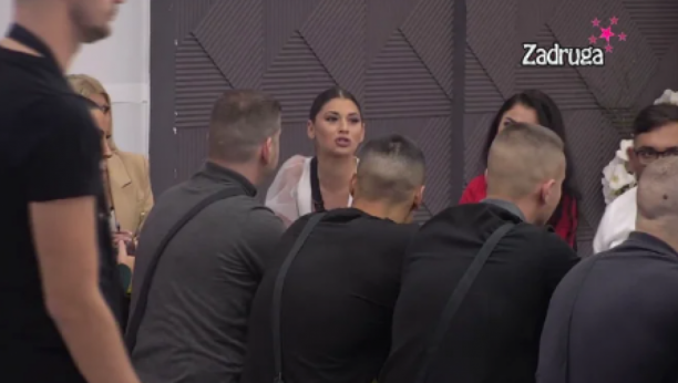 PROMENILA SI CELU GLAVU Milica žestoko udarila na izgled Maje Marinković, ona joj nije ostala dužna, rat se nastavlja