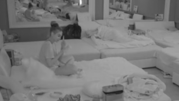 HAOS U NAJAVI Bilal se požalio Maji na cimerku ona ga prekorela pogledom, pa se okrenula ka kamerama