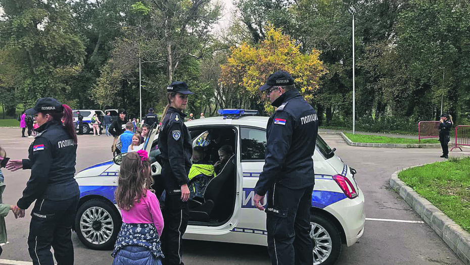 POLICAJCI SE DRUŽILI SA DECOM IZ VRTIĆA Klinci oduševljeni sirenama i vatrogasnim crevom!