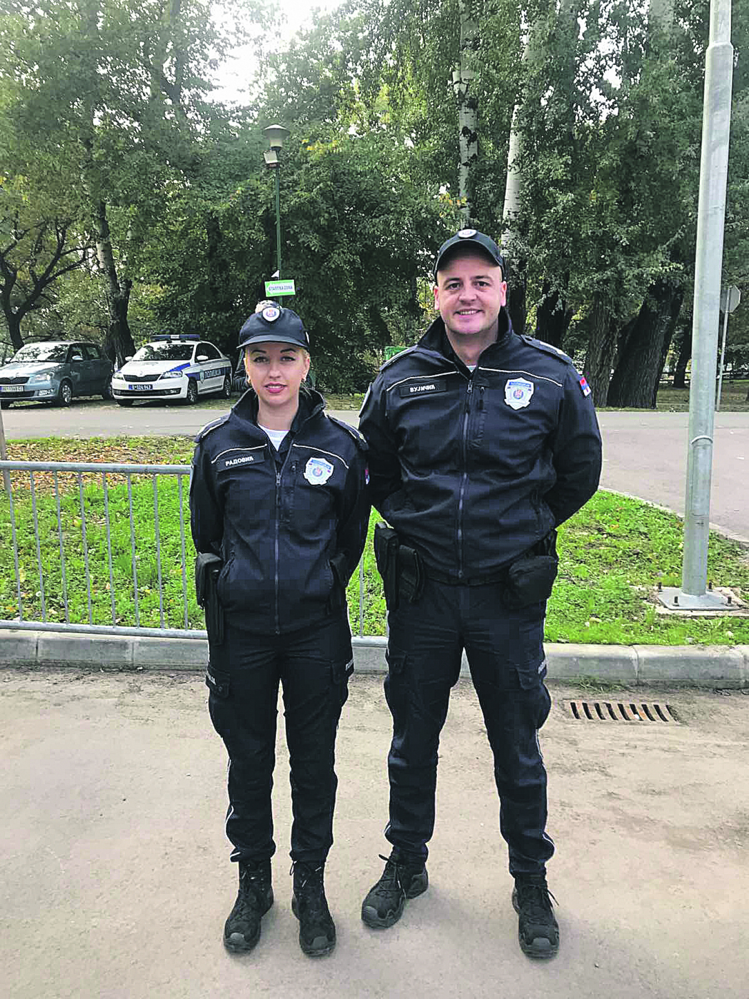 POLICAJCI SE DRUŽILI SA DECOM IZ VRTIĆA Klinci oduševljeni sirenama i vatrogasnim crevom!