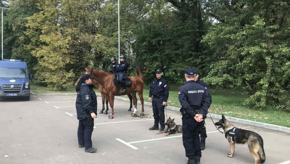 POLICAJCI SE DRUŽILI SA DECOM IZ VRTIĆA Klinci oduševljeni sirenama i vatrogasnim crevom!
