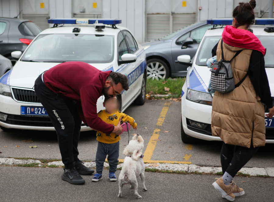 BAĆA ĆALAC PROFESIONALAC Alo! paparaco uslikao glumca sa naslednikom