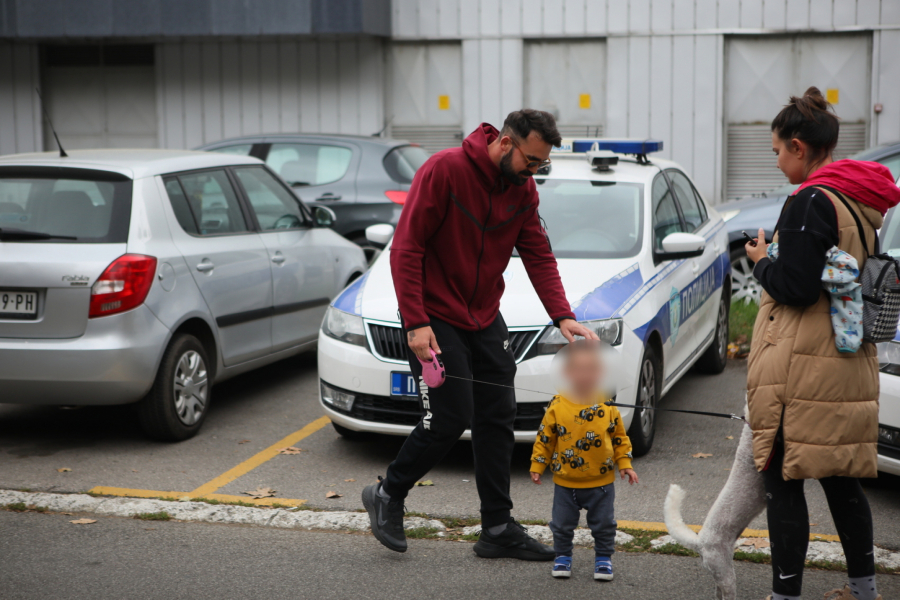 BAĆA ĆALAC PROFESIONALAC Alo! paparaco uslikao glumca sa naslednikom