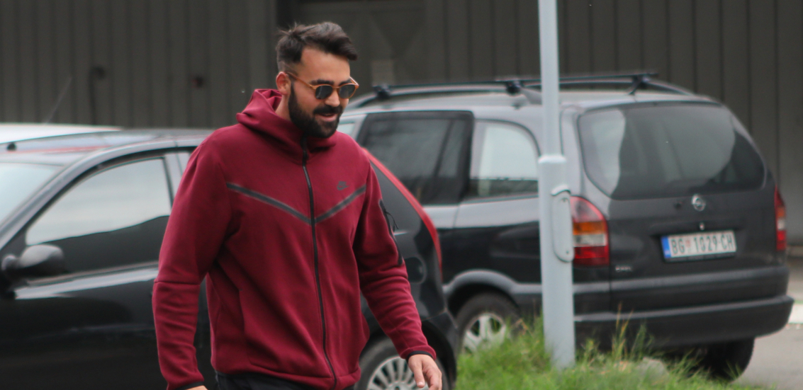 BAĆA ĆALAC PROFESIONALAC Alo! paparaco uslikao glumca sa naslednikom