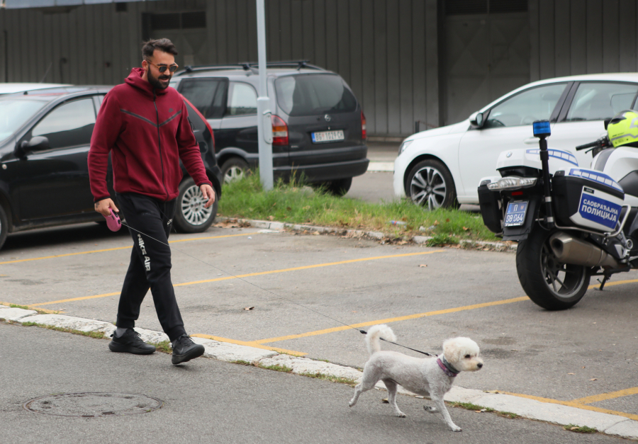 BAĆA ĆALAC PROFESIONALAC Alo! paparaco uslikao glumca sa naslednikom