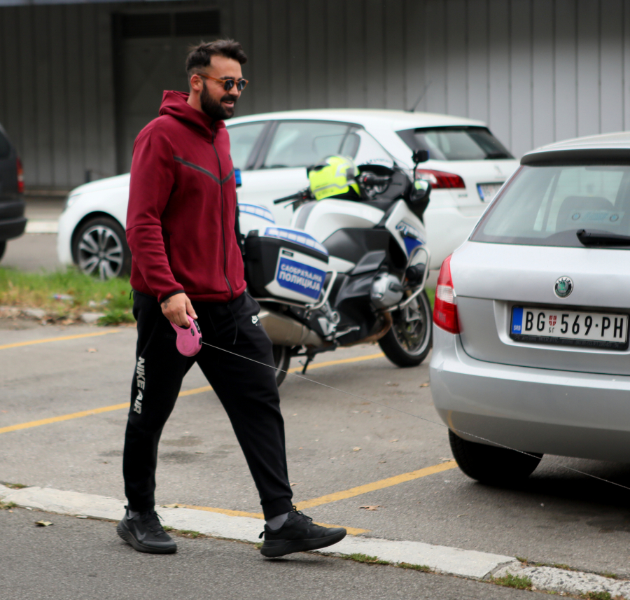 BAĆA ĆALAC PROFESIONALAC Alo! paparaco uslikao glumca sa naslednikom