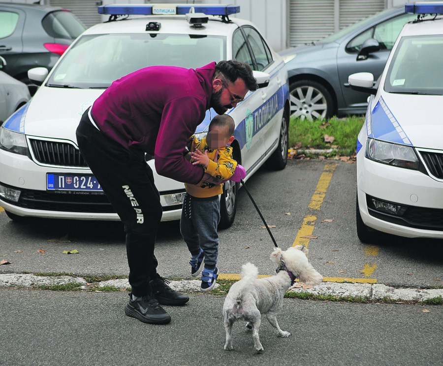 BAĆA ĆALAC PROFESIONALAC Alo! paparaco uslikao glumca sa naslednikom