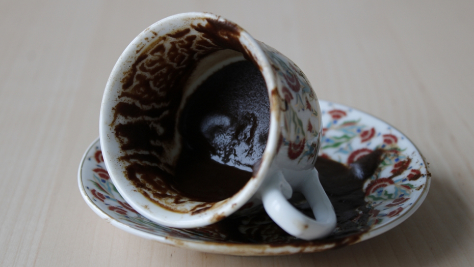 STARA SRPSKA VEROVANJA KOJA SU OPSTALA VEKOVIMA Ako metlu ostavite ovako, to će vam doneti novac u kuću!