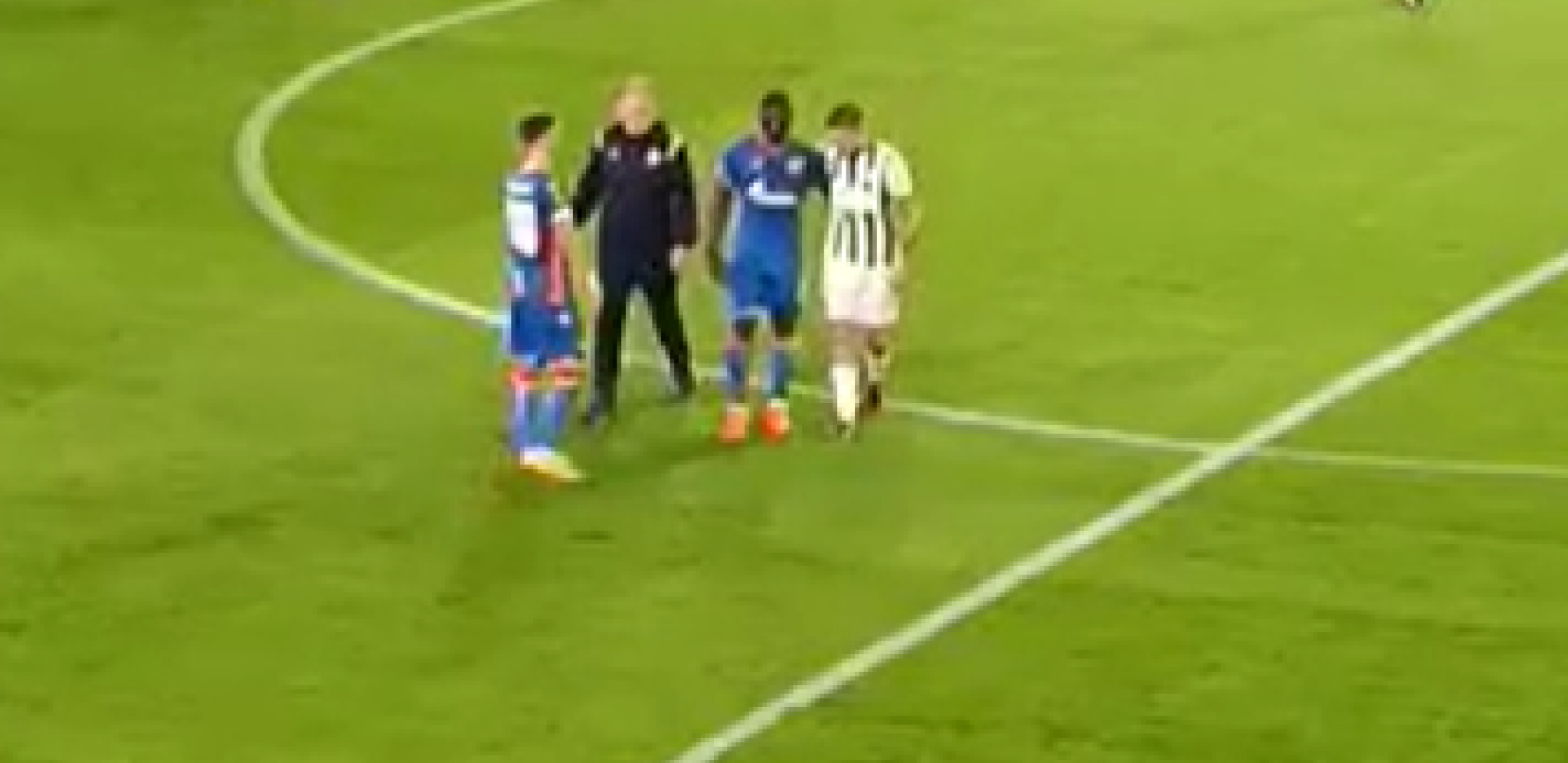 DŽENTLMENSKI GEST FUDBALERA FERENCVAROŠA Sanogo zbog povrede morao da napusti teren, igrač domaćih izveo potez vredan divljenja