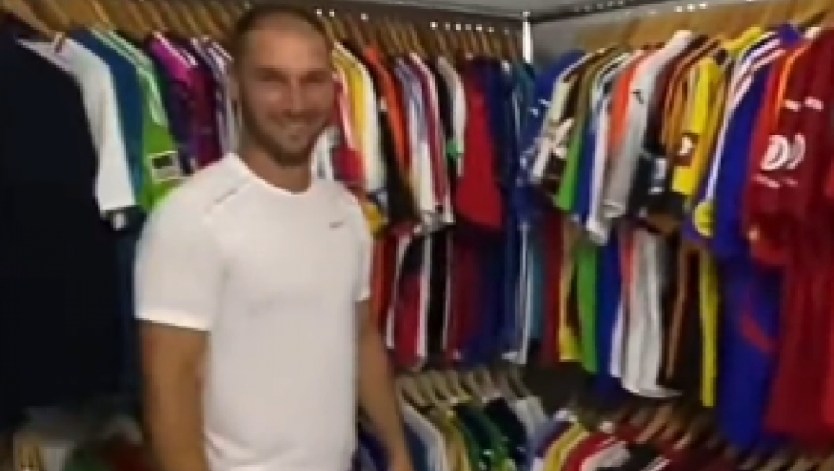 DUGO NISTE VIDELI NEŠTO OVAKO MOĆNO Navijač ušao u privatni muzej Baneta Ivanovića, tamo je fudbalsko blago (VIDEO)