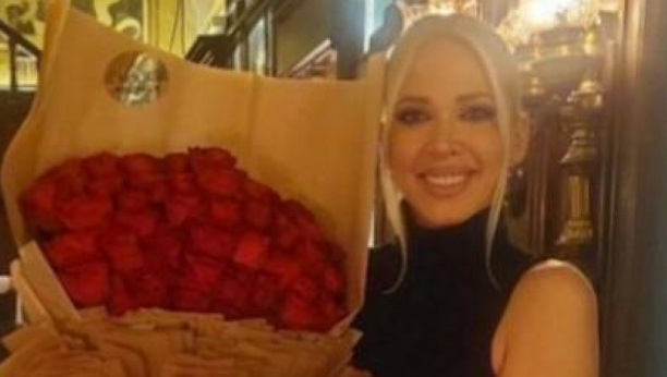 LUDA ŽURKA Milica Todorović se latila mikrofona, a svi se pitaju od koga je ovaj poklon (FOTO)