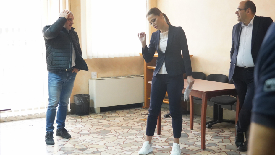 HRKALOVIĆEVA, SPUSTITE NOGU! Sudija dvaput opomenuo optuženu zbog neprimerenog držanja u sudnici