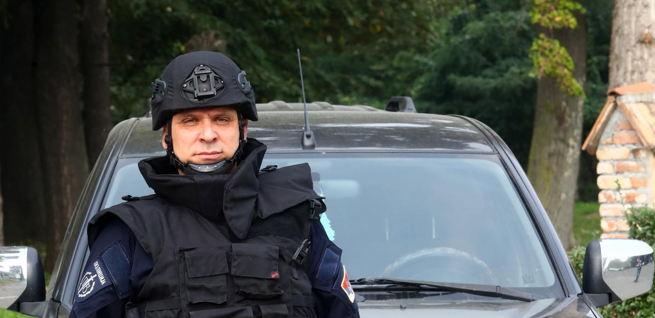 OD SMRTI IH DELI TEK JEDAN POGREŠAN KLIK! Alo! u poseti herojima iz policijske brigade koji se bave jednim od najopasnijih zanimanja