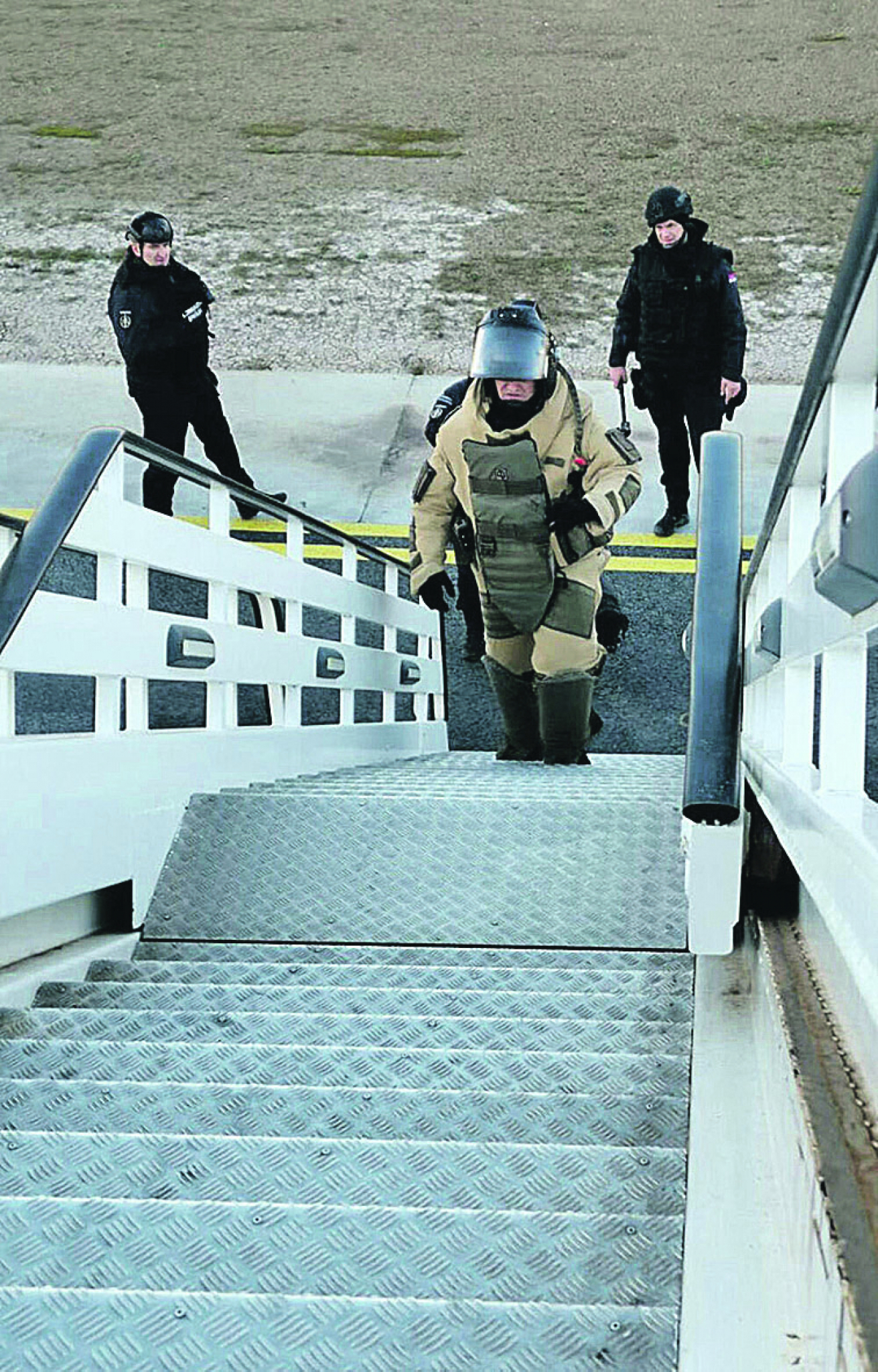 OD SMRTI IH DELI TEK JEDAN POGREŠAN KLIK! Alo! u poseti herojima iz policijske brigade koji se bave jednim od najopasnijih zanimanja