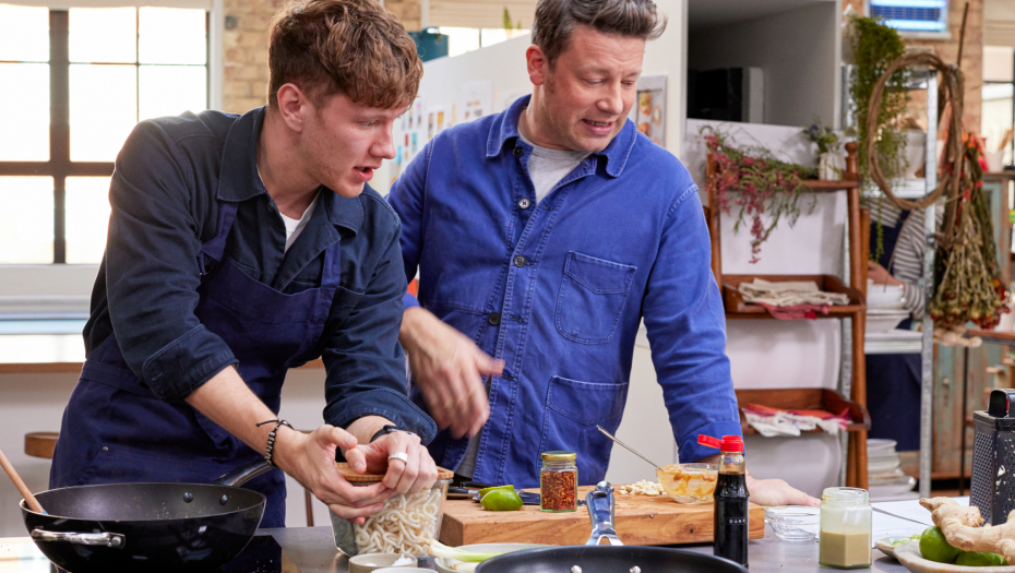 DŽEJMI OLIVER OTVORIO RESTORAN U BEOGRADU Na meniju specijaliteti po recepturi čuvenog britanskog kuvara, a evo kakve su cene