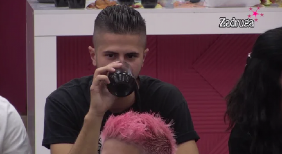 DEJAN JE PROŠAO PAKAO, A TI MU PRAVIŠ NOVI Zadrugari urnisali Aleksandru komentarima, ne može da se sastavi