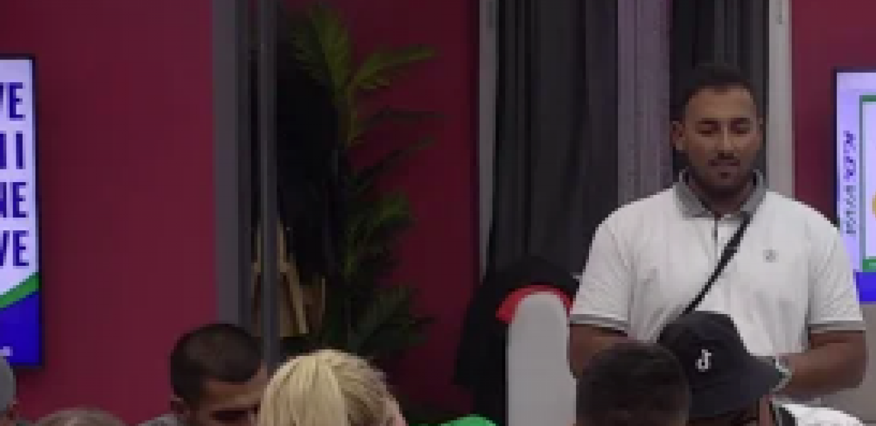 JAKO OGAVNO  Peca Lazić zavukao prst i uradio ovo, javnost zgrožena ovim potezom, komentari samo pljušte