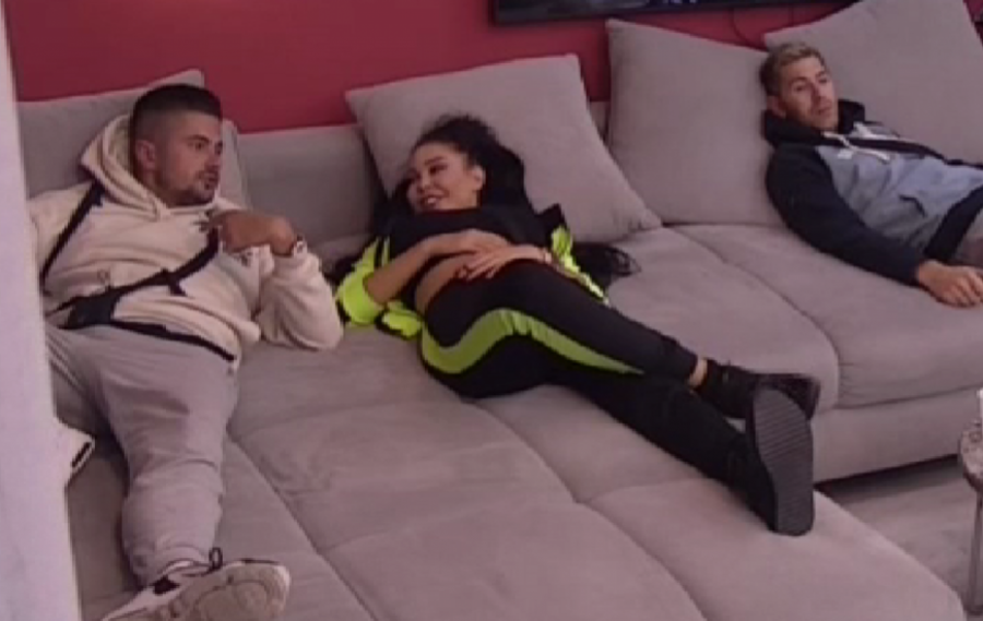 ŠTA SE SA NJIMA DEŠAVA Maja i Bilal celo veče zajedno, igraju dečiju igru ljubomorisanja, maze se, pa se svađaju