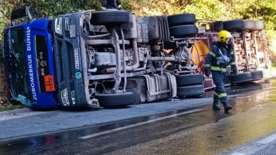 STRAVIČNA NESREĆA KOD ČENTE Prevrnuo se kamion i blokirao put, vozila se kreću njivom! (FOTO)